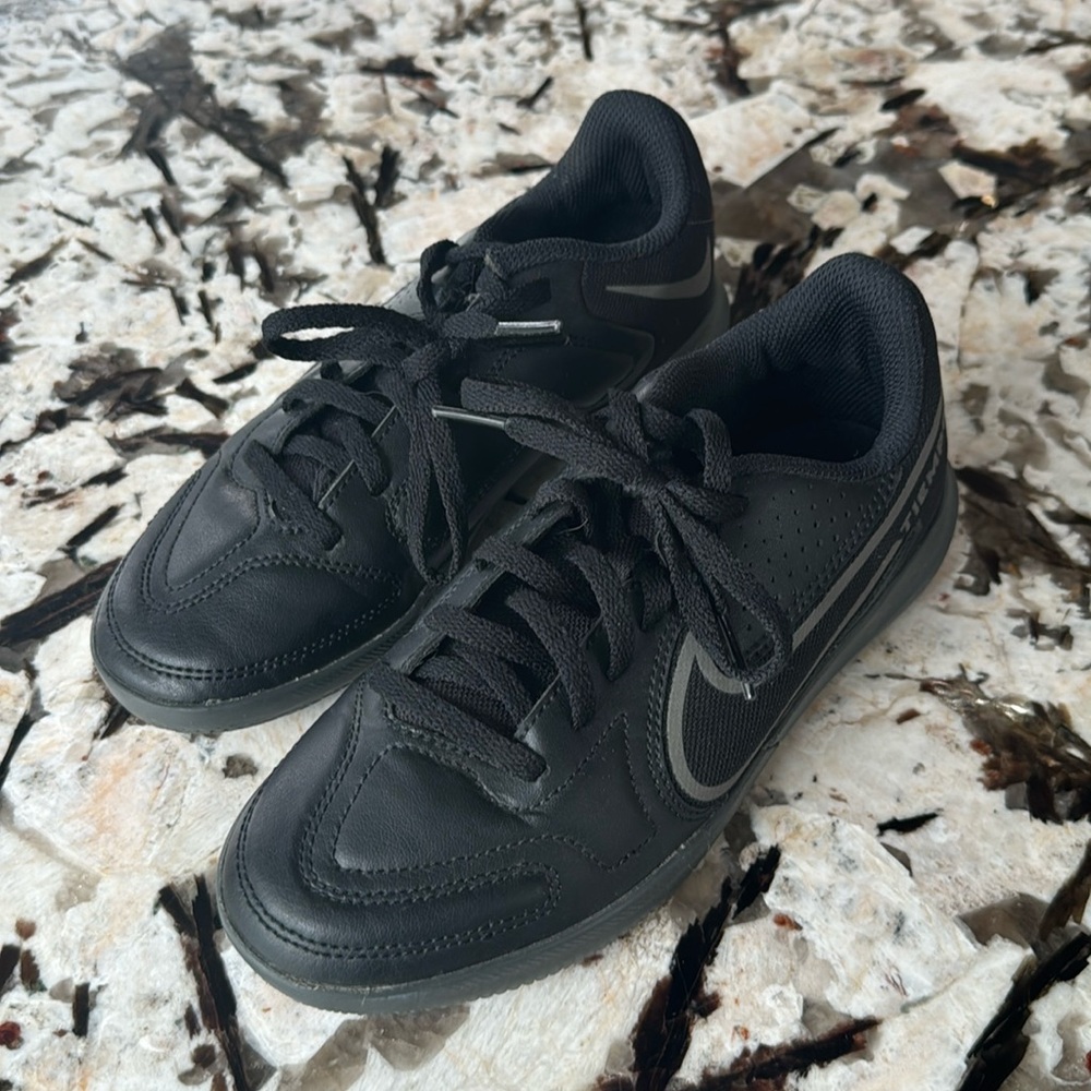Nike Tempo Indoor Soccer Shoe - 3Y